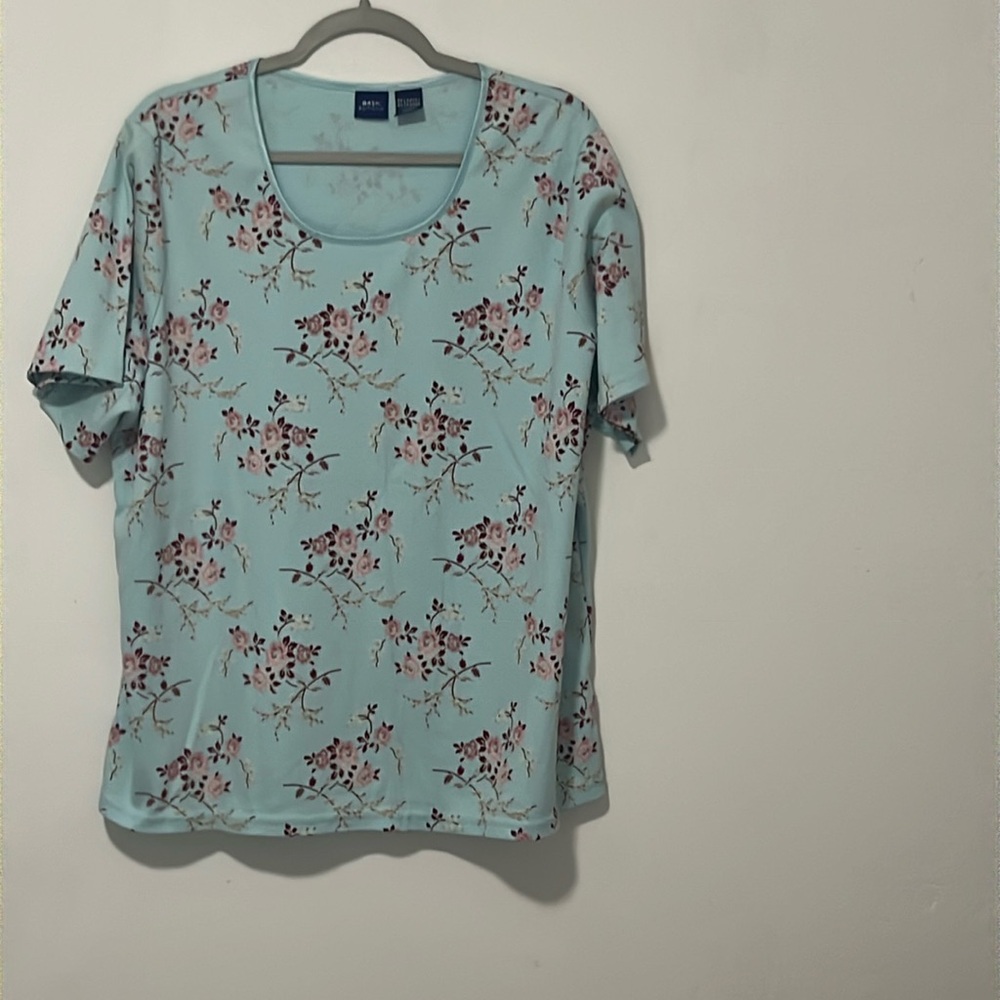 Light blue pink flowers, top, short sleeves, rounded neck.  Size 2X, length.28”